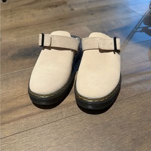 Dr. Martens CARLSON SUEDE
CASUAL SLINGBACK
MULES